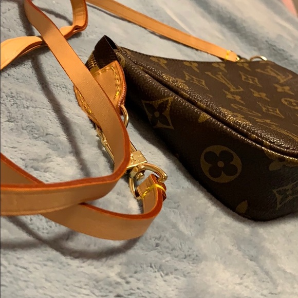 ❌Sold❌ Louis Vuitton crossbody bag non authentic - Picture 2 of 6